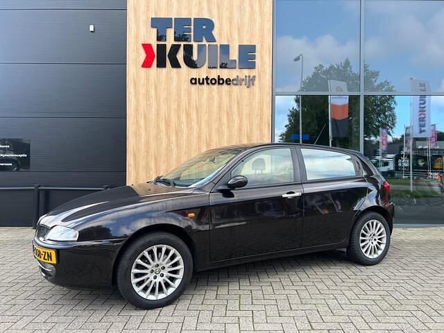 Zwart Gebruikt 2002 Alfa Romeo 147 Distinctive Hatchback | € 1.950 - Afbeelding 1/4