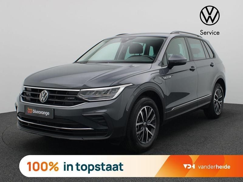 Grijs Gebruikt 2024 VW Tiguan Business SUV | € 37.400 - Afbeelding 1/4