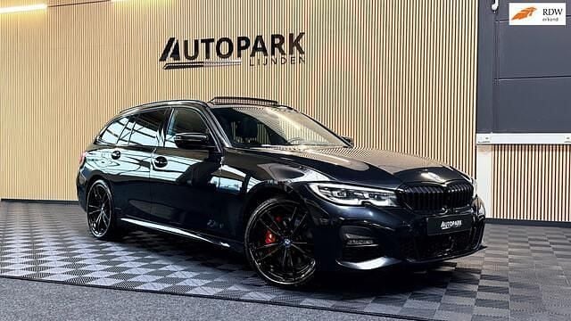 Zwart Gebruikt 2022 BMW 330 Executive Stationwagen | € 27.950 (Eerlijke prijs) - Afbeelding 1/4