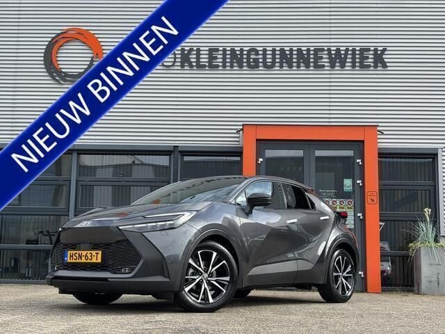 Grijs Gebruikt 2024 Toyota C-HR SUV | € 33.450 (Super prijs) - Afbeelding 1/4