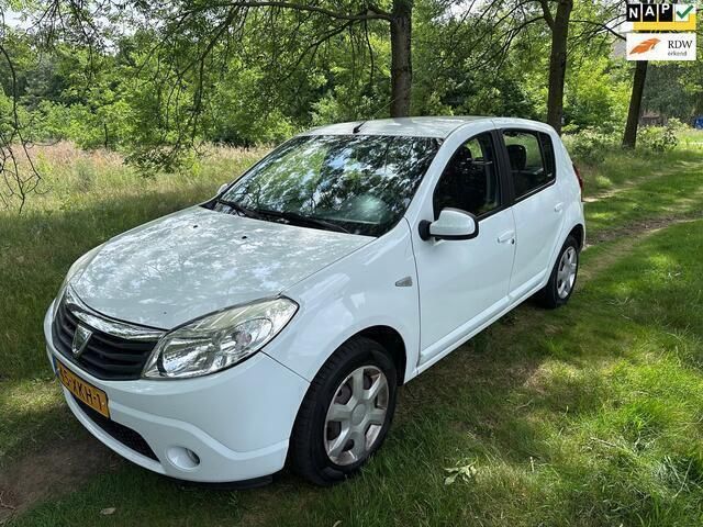 Wit Occasion 2012 Dacia Sandero Lauréate Hatchback | € 2.150 (Duur) - Afbeelding 1/4