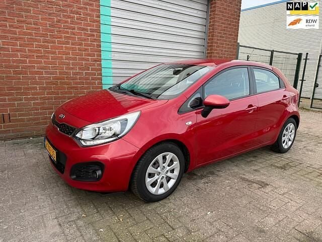 Rood Occasion 2014 Kia Rio Hatchback | € 4.250 (Goede deal) - Afbeelding 1/4