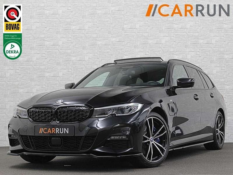 Zwart (metallic) Gebruikt 2021 BMW 330e M Sport Stationwagen | € 34.800 (Eerlijke prijs) - Afbeelding 1/4
