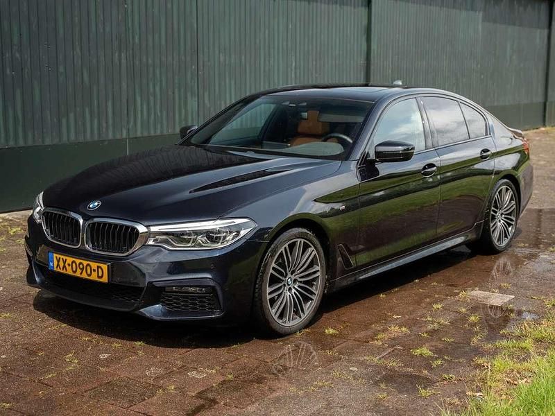 Zwart Gebruikt 2019 BMW 520 Executive Sedan | € 27.500 (Eerlijke prijs) - Afbeelding 1/4