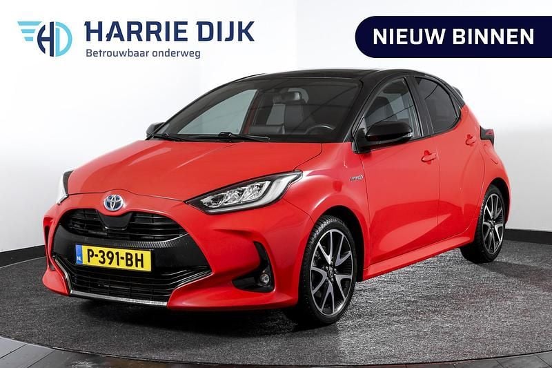 Rood Gebruikt 2021 Toyota Yaris Hybrid Executive Hatchback | € 17.995 (Eerlijke prijs) - Afbeelding 1/4