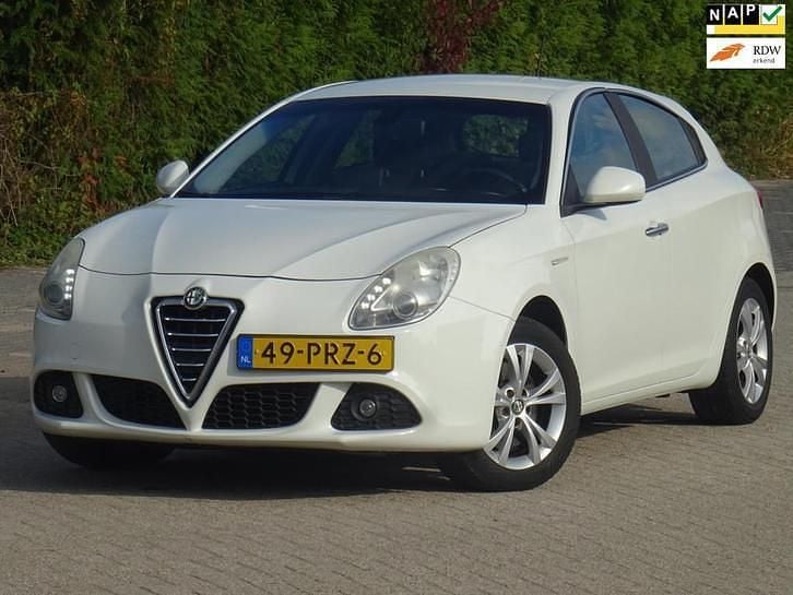 Wit Gebruikt 2011 Alfa Romeo Giulietta Distinctive Hatchback | € 3.999 (Eerlijke prijs) - Afbeelding 1/4