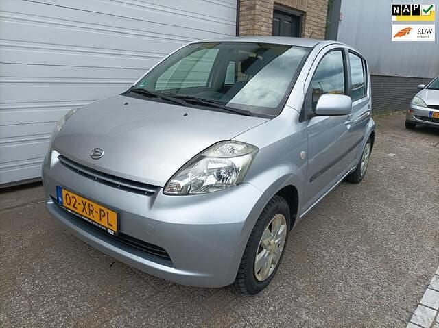 Grijs Gebruikt 2007 Daihatsu Sirion Hatchback | € 1.695 (Eerlijke prijs) - Afbeelding 1/4