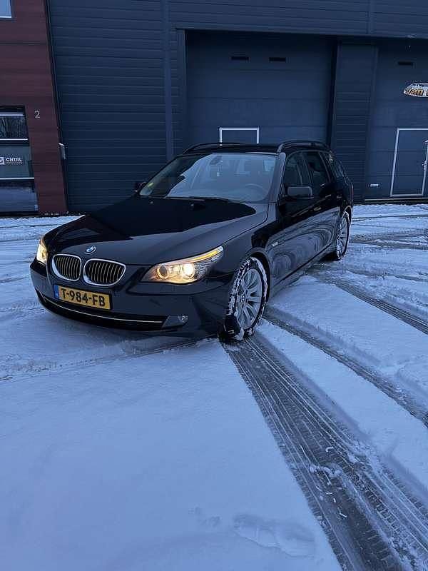 Zwart Occasion 2007 BMW 530 Stationwagen | € 4.499 (Super prijs) - Afbeelding 1/4