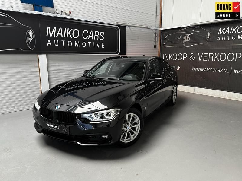 Zwart Gebruikt 2016 BMW 330e Sport Line Sedan | € 21.495 (Goede deal) - Afbeelding 1/4