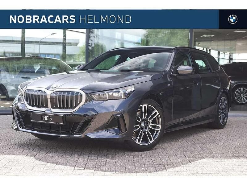 Sophistograu Nieuw 2024 BMW 520 M Sport Stationwagen | € 79.647 (Super prijs) - Afbeelding 1/4