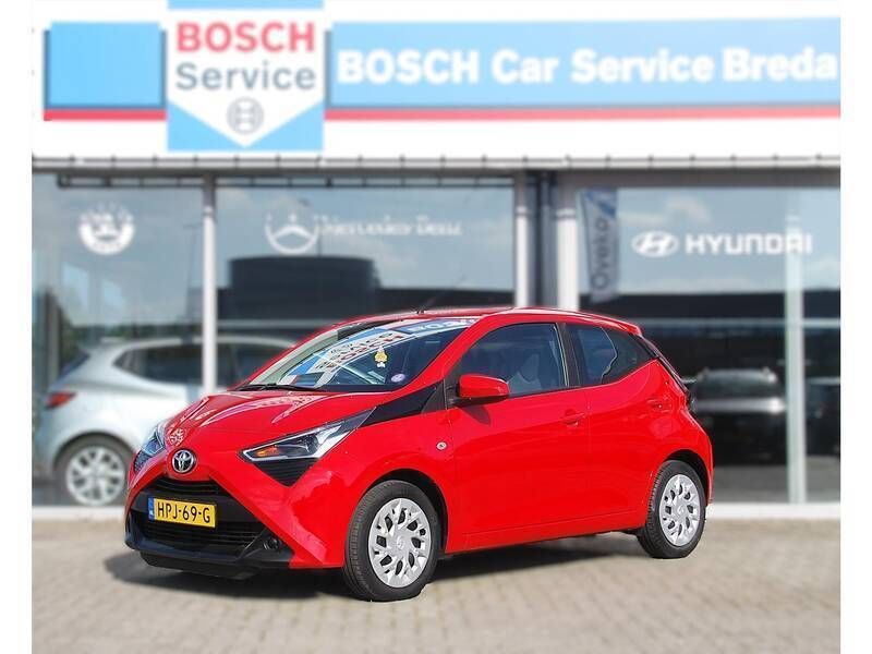 Rood Gebruikt 2022 Toyota Aygo X-play Hatchback | € 12.950 (Goede deal) - Afbeelding 1/4