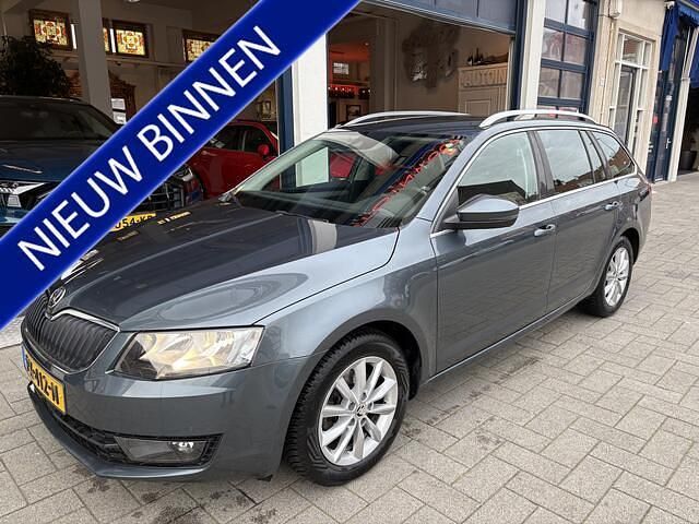 Grijs Gebruikt 2016 Skoda Octavia Business Line Hatchback | € 10.950 (Eerlijke prijs) - Afbeelding 1/4