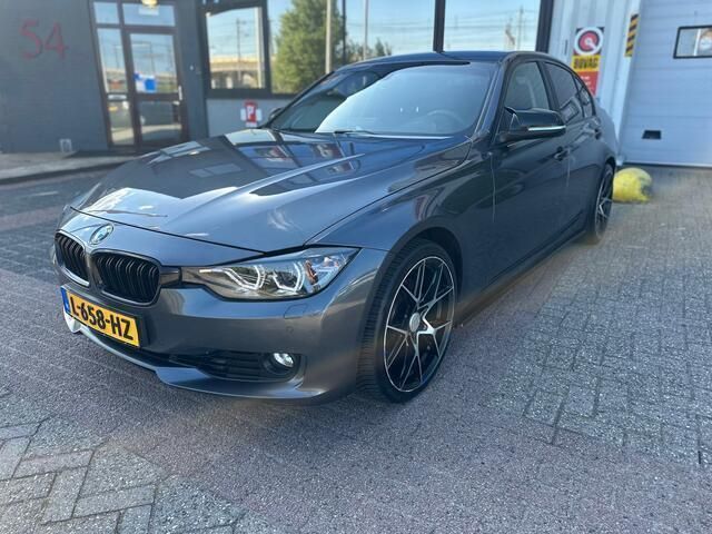 Grijs Gebruikt 2015 BMW 320 Sedan | € 10.999 (Eerlijke prijs) - Afbeelding 1/4
