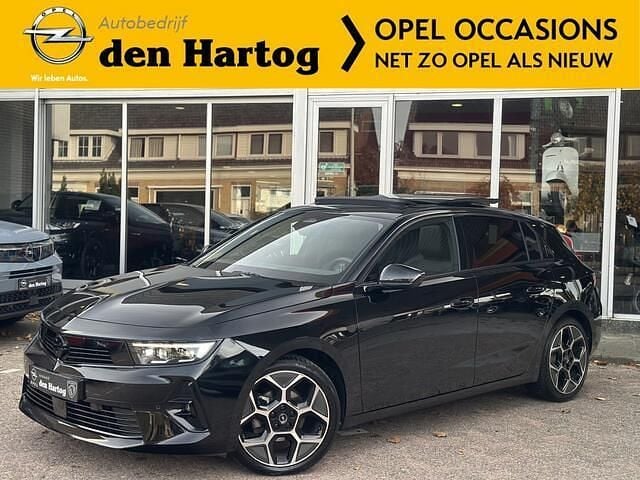 Zwart Gebruikt 2024 Opel Astra Ultimate Hatchback | € 26.400 (Super prijs) - Afbeelding 1/4