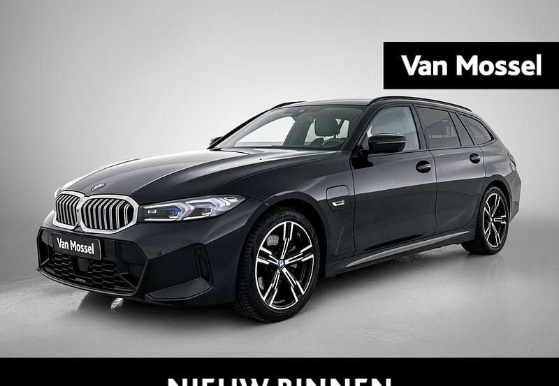 Zwart Gebruikt 2023 BMW 330e M Sport Stationwagen | € 38.900 (Eerlijke prijs) - Afbeelding 1/4