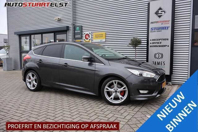 Grijs Gebruikt 2017 Ford Focus Titanium Hatchback | € 12.950 (Eerlijke prijs) - Afbeelding 1/4