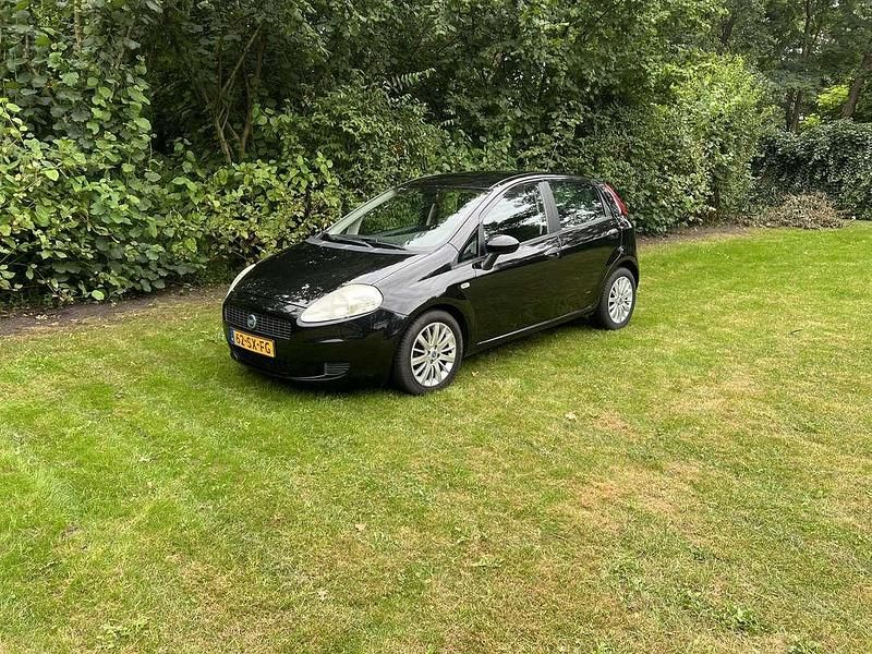 Zwart Occasion 2006 Fiat Punto Emotion Hatchback | € 2.250 (Iets duurder) - Afbeelding 1/4
