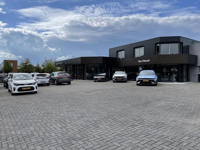 Rood, metallic lak Gebruikt 2021 Hyundai Ioniq Comfort Sedan | € 19.440 (Eerlijke prijs) - Afbeelding 1/1