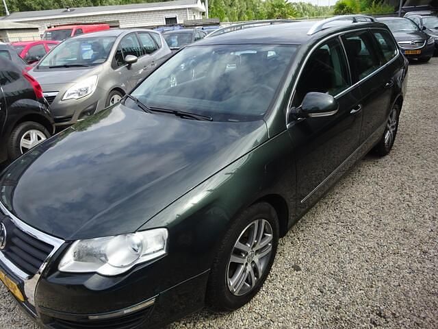 Groen Gebruikt 2007 VW Passat Comfortline Stationwagen | € 2.995 (Eerlijke prijs) - Afbeelding 1/4