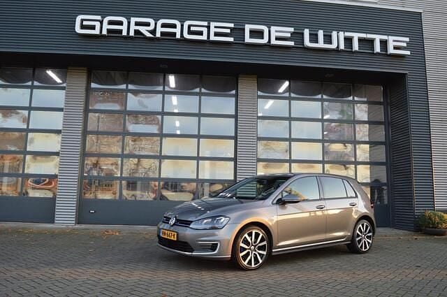 Grijs (metallic) Gebruikt 2015 VW Golf VII GTE Hatchback | € 7.850 (Super prijs) - Afbeelding 1/4