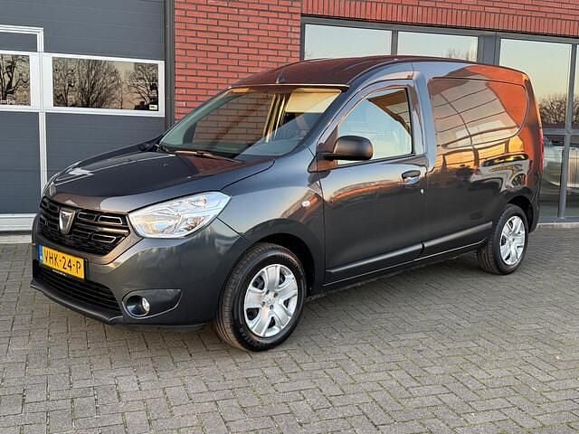 Grijs Gebruikt 2020 Dacia Dokker MPV | € 8.950 (Goede deal) - Afbeelding 1/4