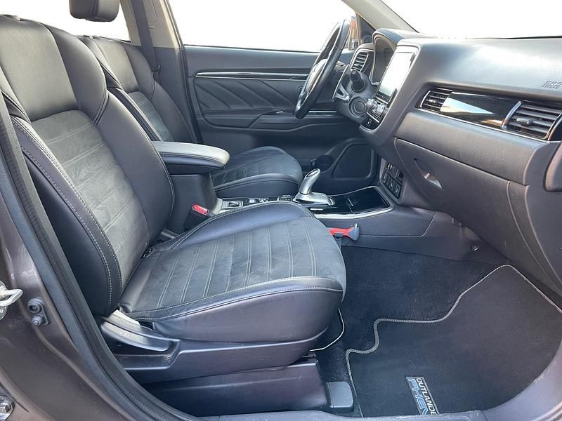 Occasion Mitsubishi Outlander P-HEV Intense 68 PK (50 kW) 2020 Bruin (metallic) SUV