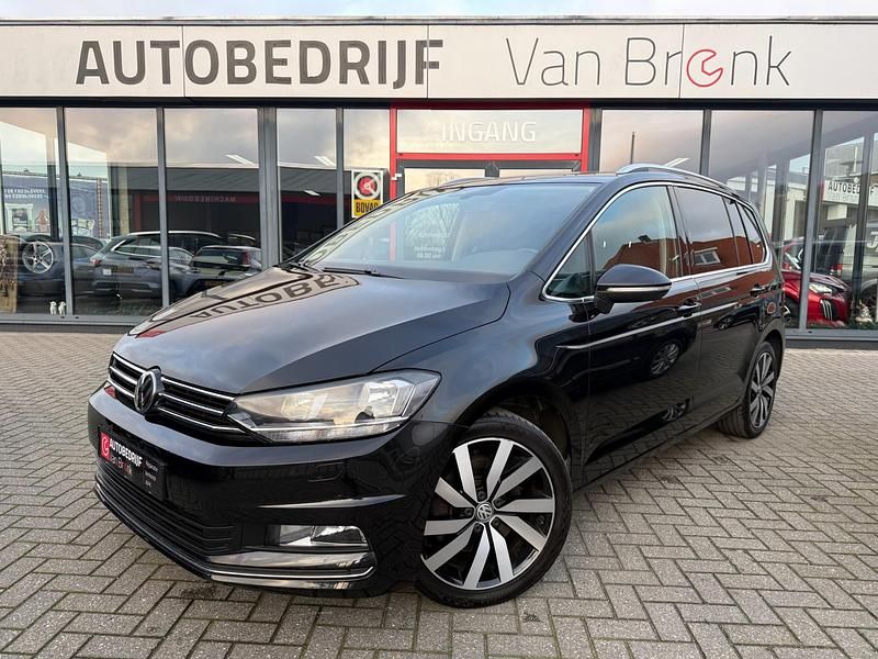 Zwart (metallic) Gebruikt 2016 VW Touran Highline MPV | € 15.950 (Iets duurder) - Afbeelding 1/4