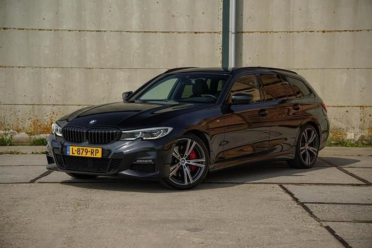 Zwart (metallic) Occasion 2021 BMW 330 M Sport Stationwagen | € 34.450 (Eerlijke prijs) - Afbeelding 1/4