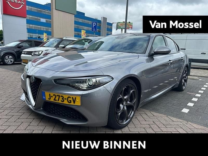 Grijs Gebruikt 2018 Alfa Romeo Giulia Super Sedan | € 19.995 (Eerlijke prijs) - Afbeelding 1/4