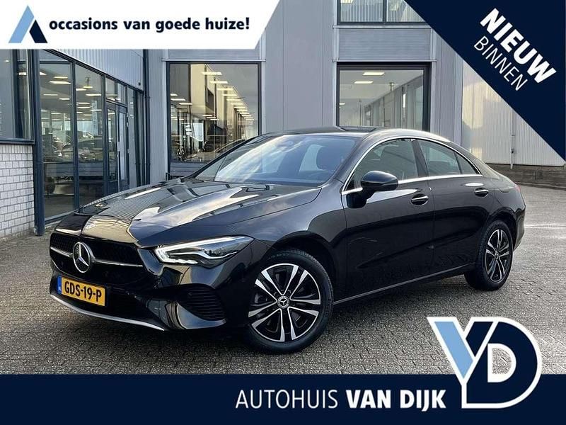 Zwart Occasion 2024 Mercedes CLA250e Edition Sedan | € 35.950 (Super prijs) - Afbeelding 1/4