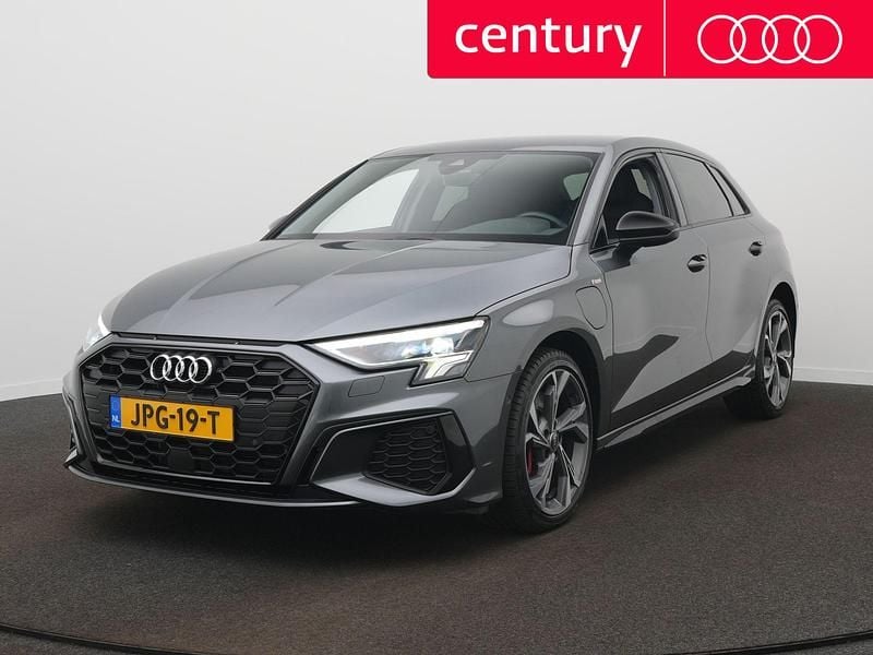 Grijs Gebruikt 2022 Audi A3 Sportback e-tron Design Hatchback | € 29.900 (Eerlijke prijs) - Afbeelding 1/4