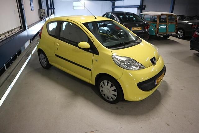 Occasion Peugeot 107 68 PK (50 kW) 2006 Geel Hatchback