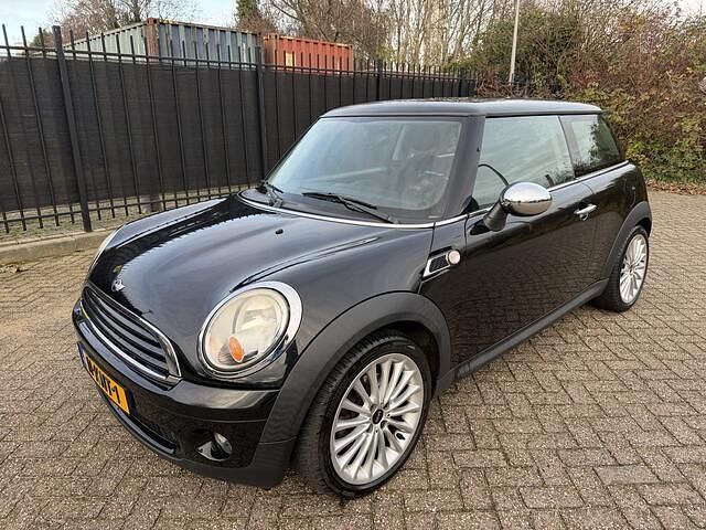 Zwart (metallic) Gebruikt 2010 Mini ONE Hatchback | € 4.950 (Eerlijke prijs) - Afbeelding 1/4