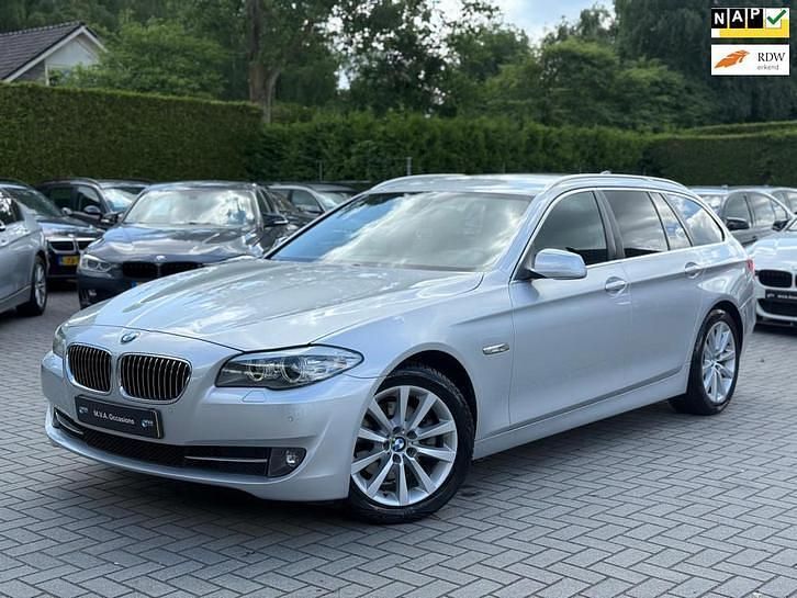 Grijs Gebruikt 2012 BMW 523 Executive Stationwagen | € 9.950 (Goede deal) - Afbeelding 1/4