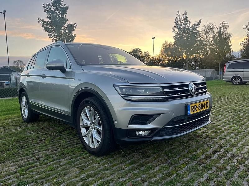 Grijs (metallic) Occasion 2018 VW Tiguan Highline SUV | € 17.950 (Super prijs) - Afbeelding 1/4