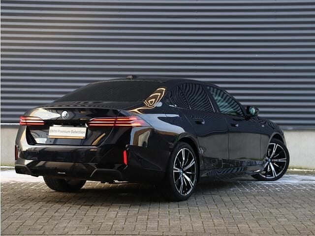 Zwart Occasion 2024 BMW 530e Comfort Edition Sedan | € 56.900 (Eerlijke prijs) - Afbeelding 1/3