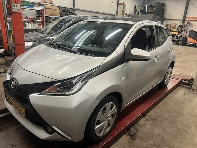 Occasion Toyota Aygo X-wave 69 PK (50 kW) 2016 Grijs Hatchback