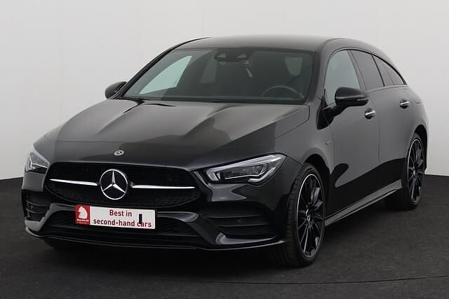 Zwart Occasion 2021 Mercedes CLA250 AMG line Sedan | € 31.995 (Goede deal) - Afbeelding 1/4