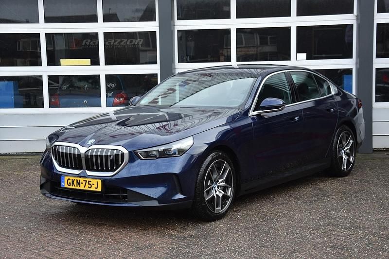 Blauw (metallic) Gebruikt 2024 BMW i5 M Sport Sedan | € 56.995 - Afbeelding 1/4