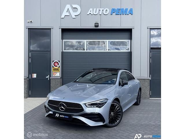 Grijs Occasion 2024 Mercedes CLA250 AMG line Sedan | € 39.950 (Eerlijke prijs) - Afbeelding 1/4