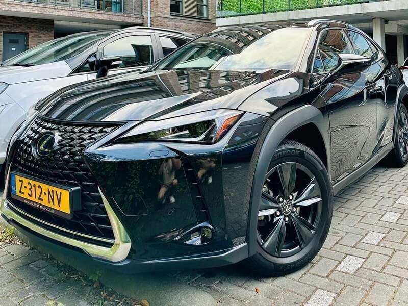Zwart Gebruikt 2022 Lexus UX 250h Luxury Line SUV | € 30.750 (Eerlijke prijs) - Afbeelding 1/4