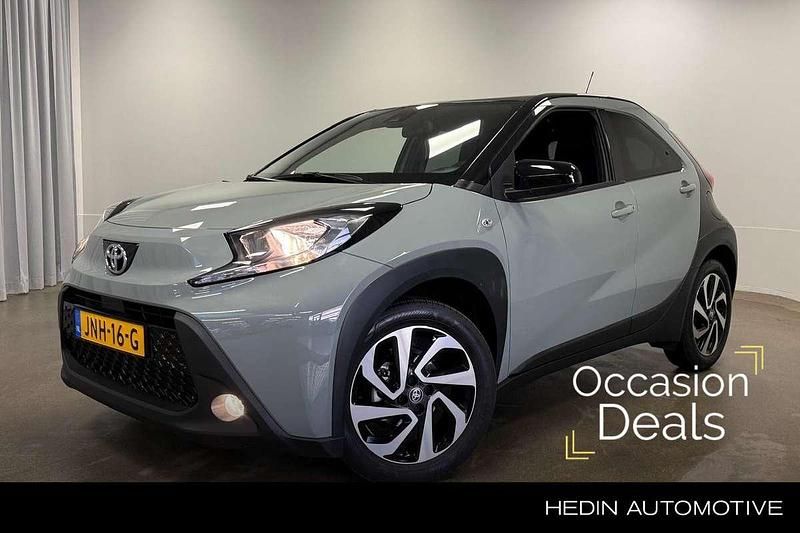 Groen Occasion 2025 Toyota Aygo X Play SUV | € 19.245 (Eerlijke prijs) - Afbeelding 1/3