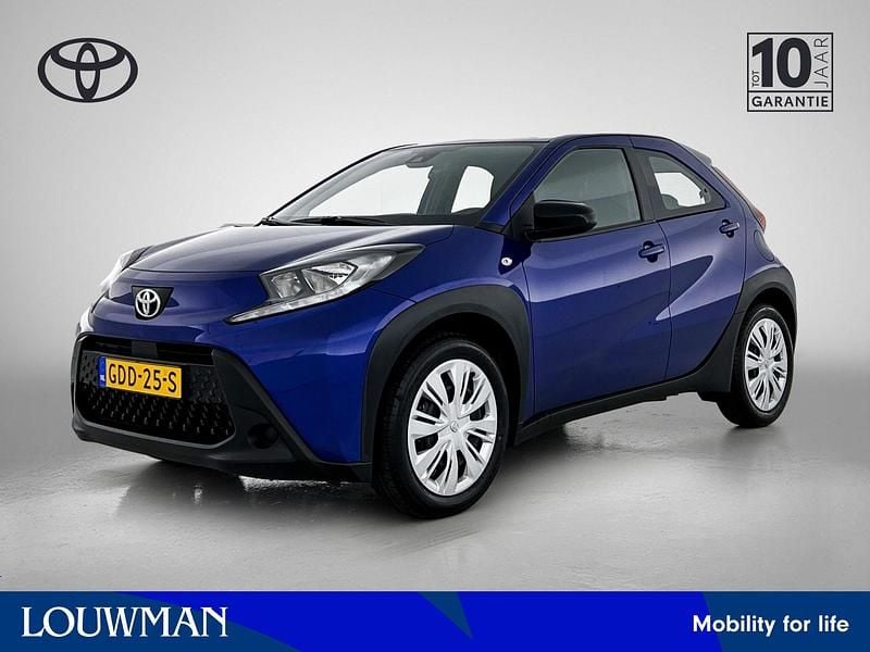 Blauw Gebruikt 2024 Toyota Aygo Play Hatchback | € 17.445 (Eerlijke prijs) - Afbeelding 1/3