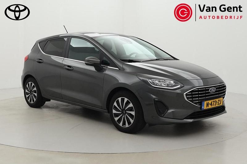 Grijs Gebruikt 2022 Ford Fiesta Titanium Hatchback | € 14.999 - Afbeelding 1/4