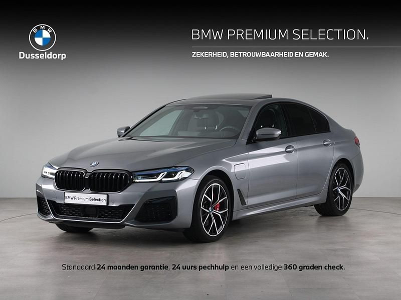 Grijs Occasion 2023 BMW 530e M Sport Sedan | € 42.250 (Eerlijke prijs) - Afbeelding 1/4
