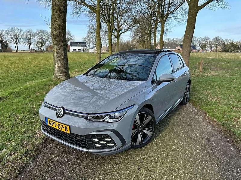 Grijs Gebruikt 2021 VW Golf VIII GTE Hatchback | € 27.950 (Iets duurder) - Afbeelding 1/4