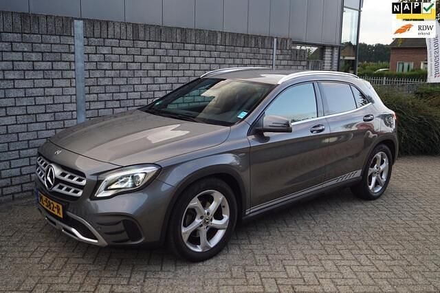 Grijs Gebruikt 2017 Mercedes GLA180 Edition SUV | € 19.850 (Eerlijke prijs) - Afbeelding 1/4