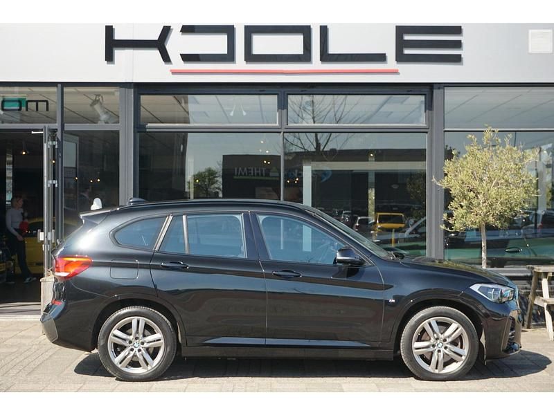 Zwart Gebruikt 2021 BMW X1 Executive SUV | € 27.480 (Eerlijke prijs) - Afbeelding 1/4