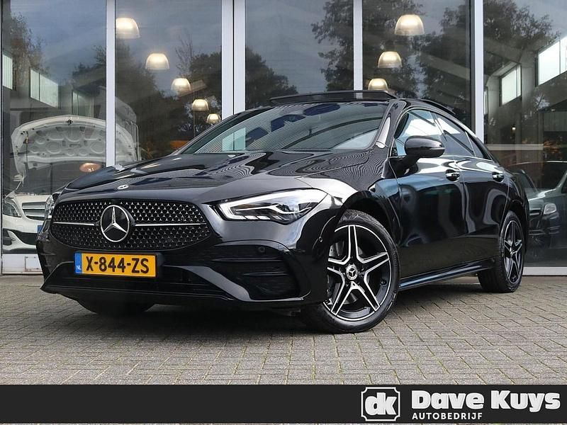 Zwart Occasion 2024 Mercedes CLA250 AMG line Sedan | € 39.950 (Eerlijke prijs) - Afbeelding 1/4