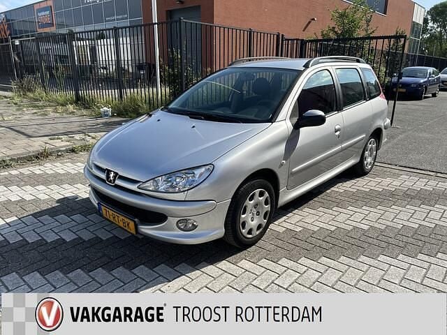 Grijs Gebruikt 2005 Peugeot 206 Stationwagen | € 1.450 (Eerlijke prijs) - Afbeelding 1/4